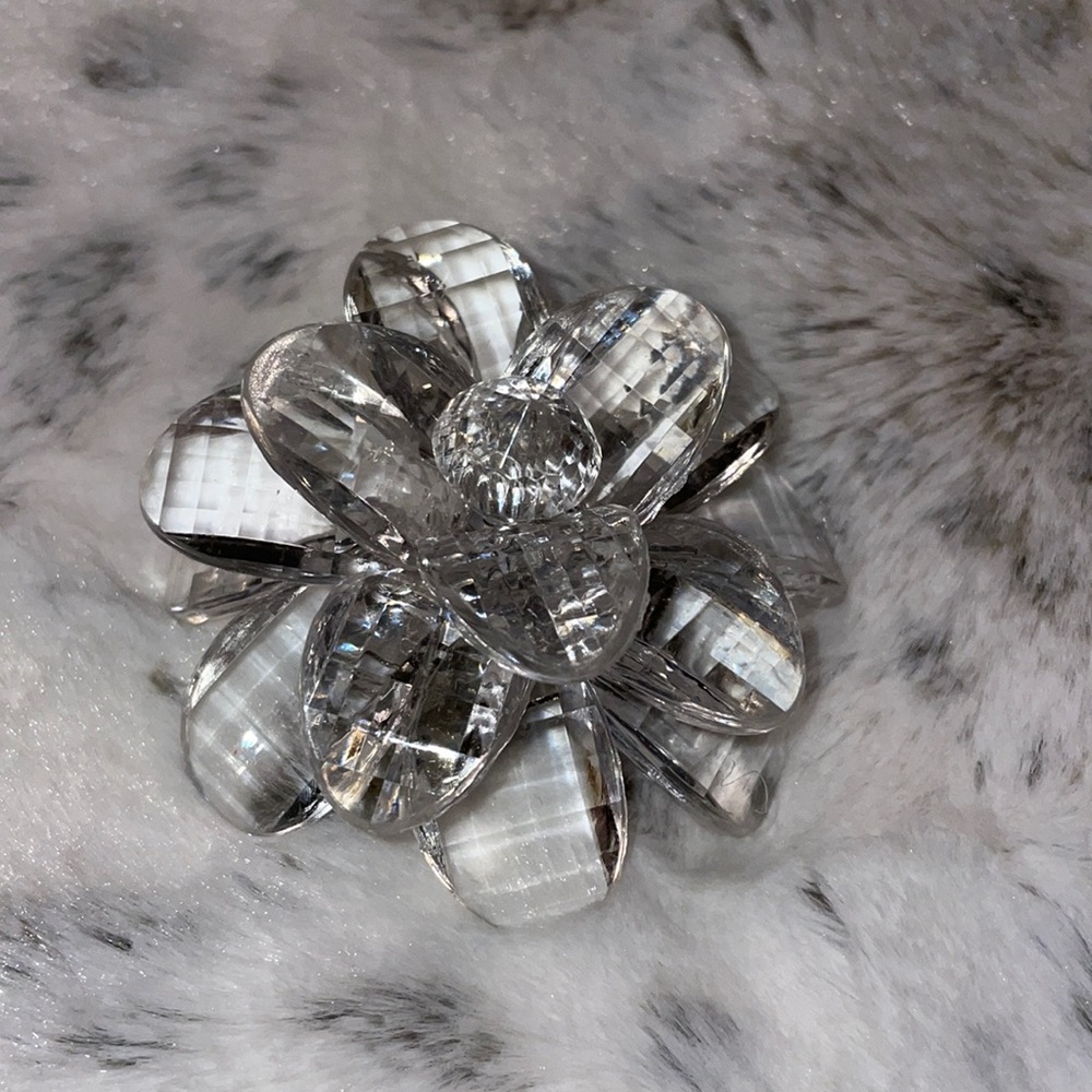 Clear‎ Flower Brooch